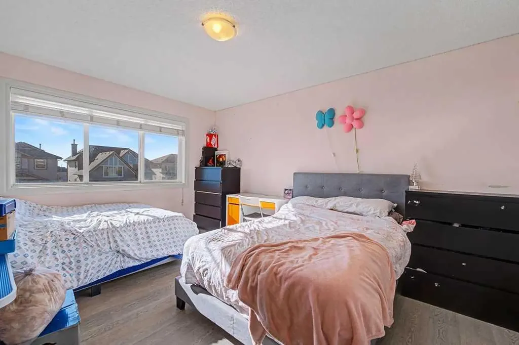 284 Hawkmere View Chestermere AB T1X 1T7