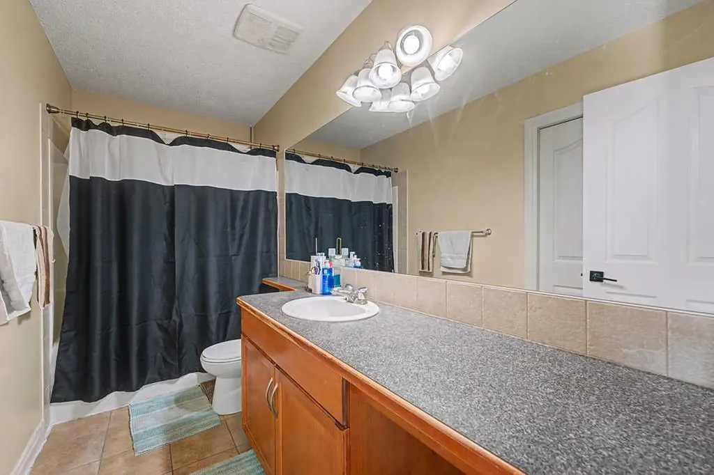 284 Hawkmere View Chestermere AB T1X 1T7