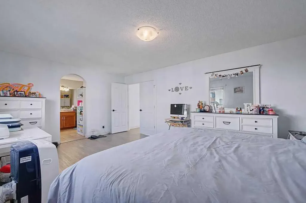 284 Hawkmere View Chestermere AB T1X 1T7