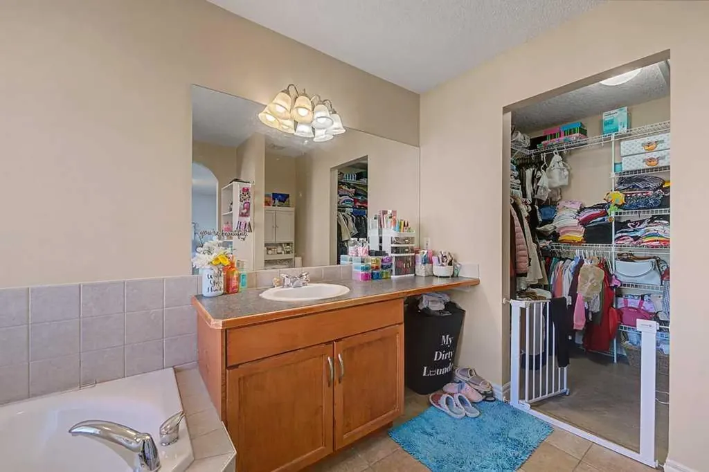 284 Hawkmere View Chestermere AB T1X 1T7