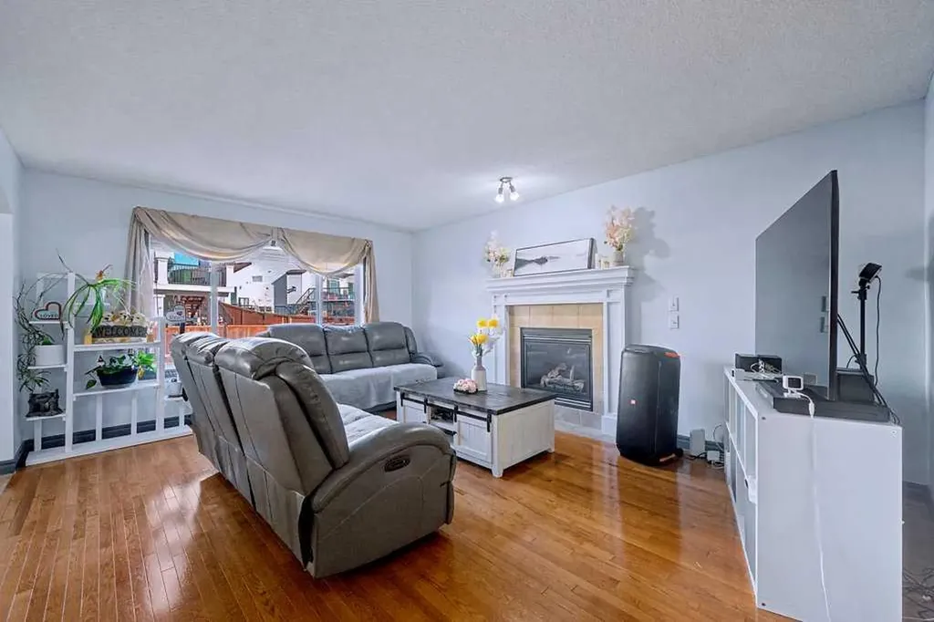 284 Hawkmere View Chestermere AB T1X 1T7