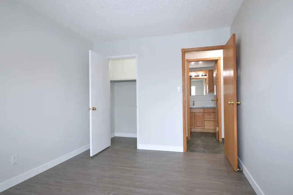 635 56 Avenue SW Calgary AB T2V0G9