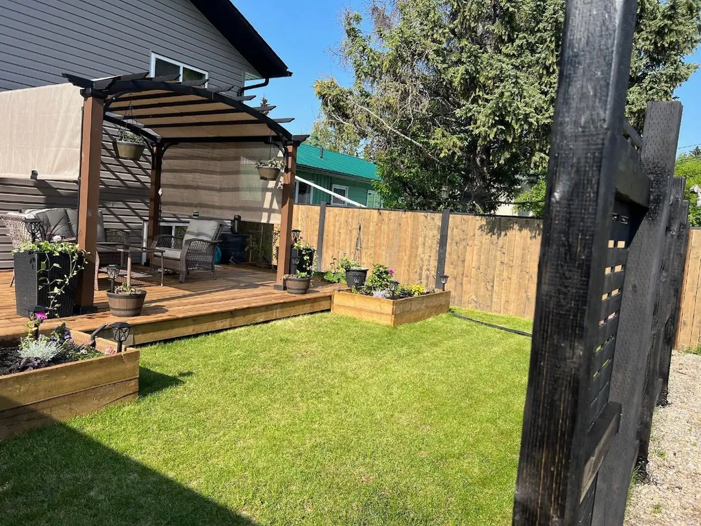 4819 17 Avenue Edson AB T7E1G4