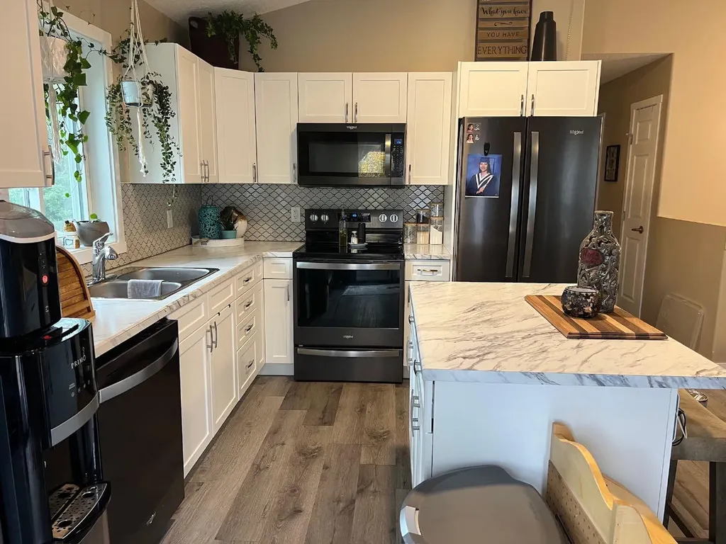 4819 17 Avenue Edson AB T7E1G4