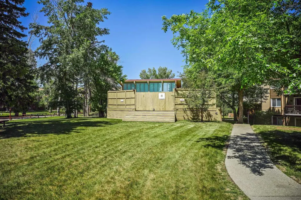 8948 Elbow Drive SW Calgary AB T2H 0V9