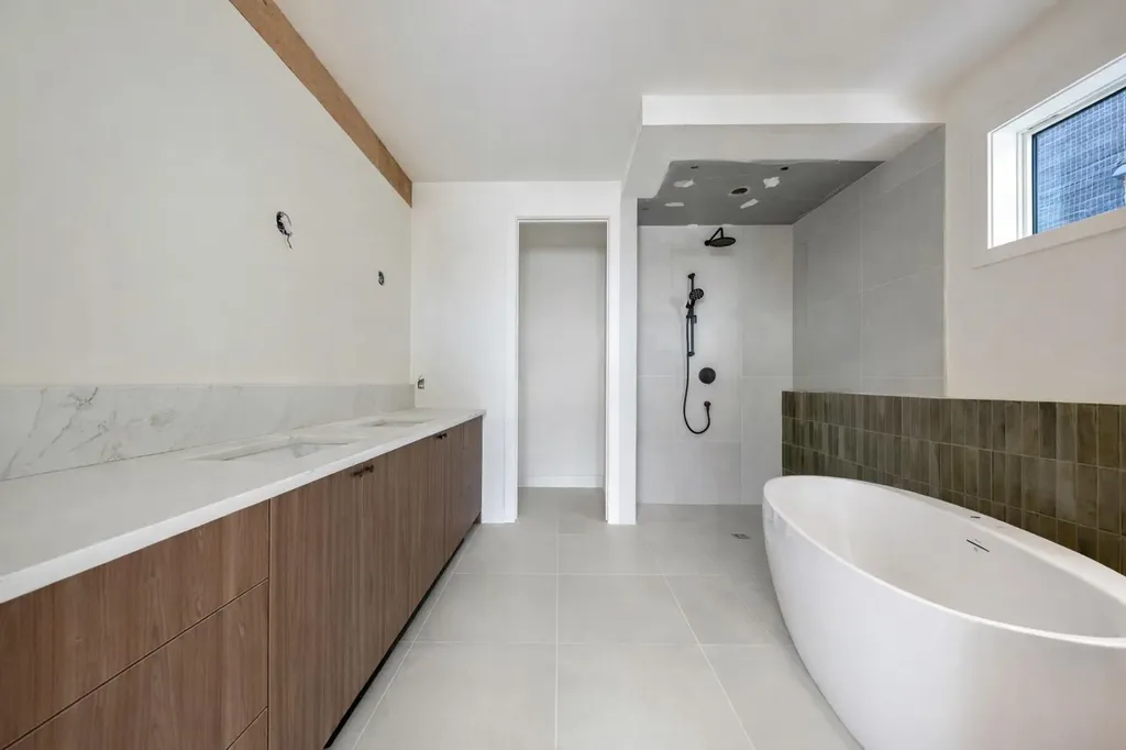 710 Bridge Crescent NE Calgary AB T2E5B5
