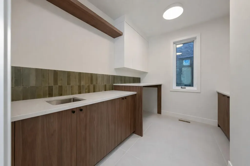 710 Bridge Crescent NE Calgary AB T2E5B5