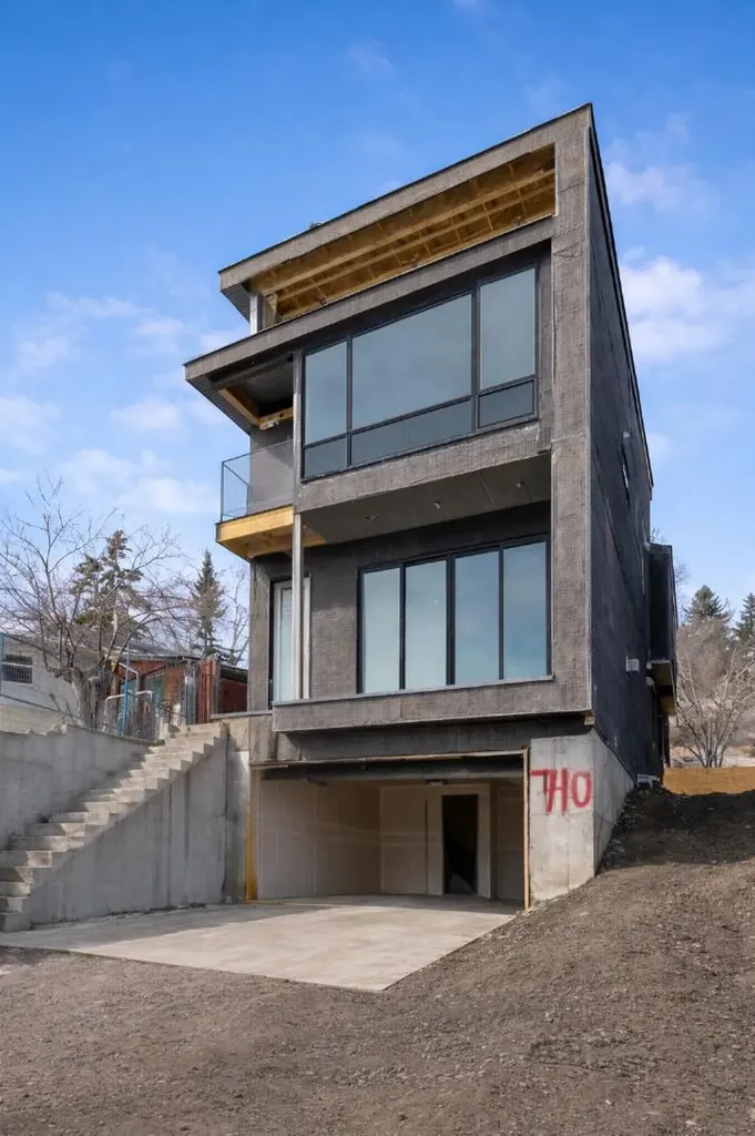 710 Bridge Crescent NE Calgary AB T2E5B5