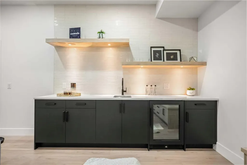 1415 24 Street SW Calgary AB T3C 1H9