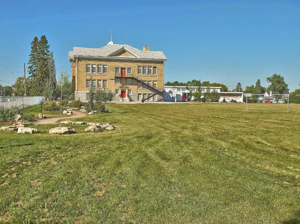 828 8 Avenue NE Calgary AB T2E 9E2