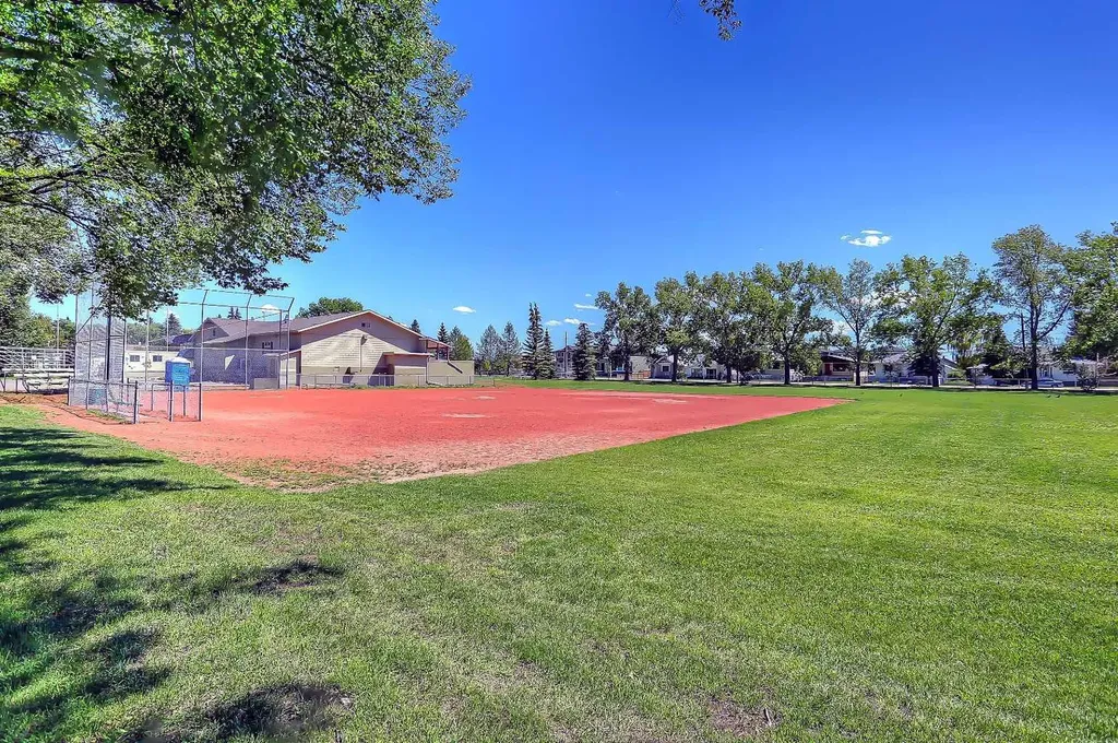 828 8 Avenue NE Calgary AB T2E 9E2