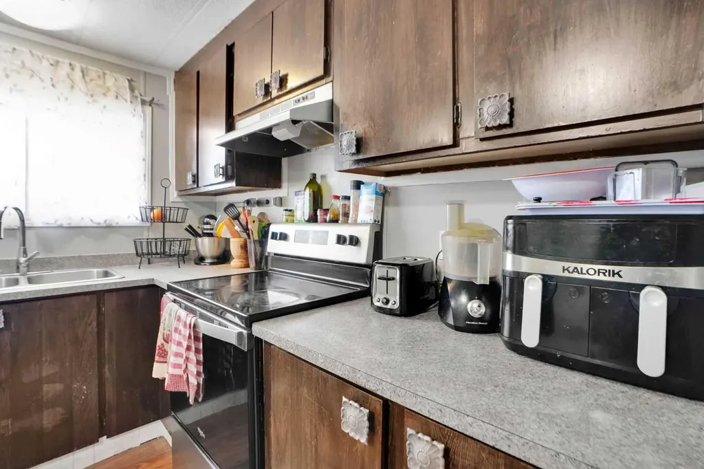 6220 17 Avenue SE Calgary AB T2A 0W6