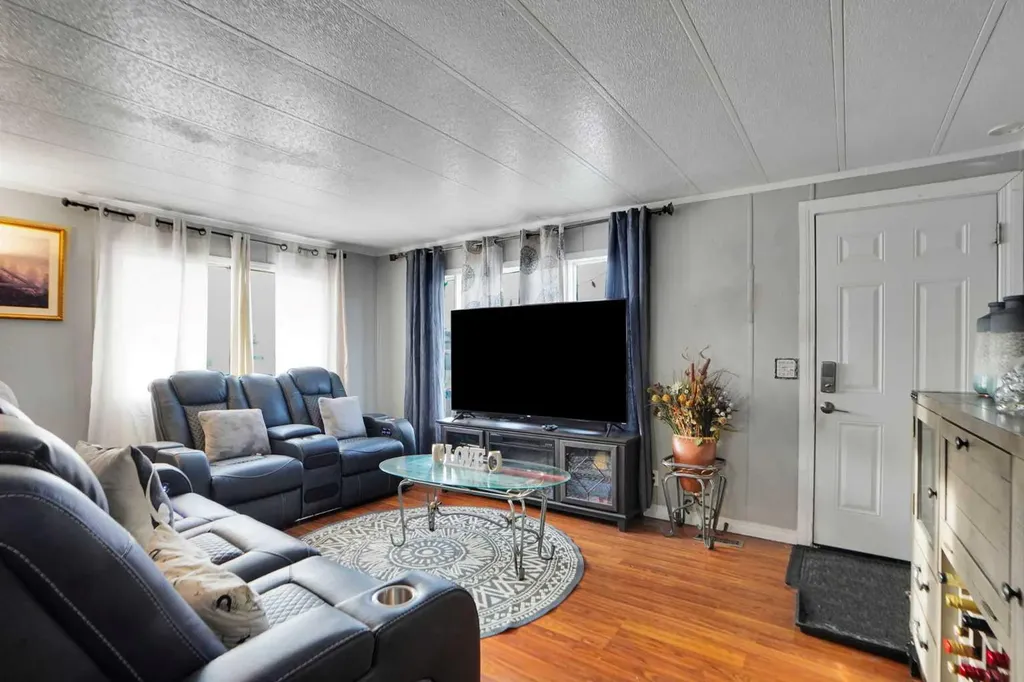 6220 17 Avenue SE Calgary AB T2A 0W6