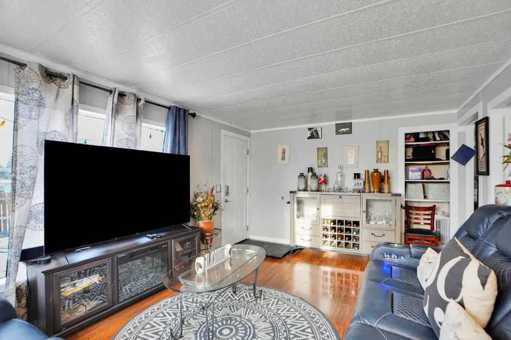 6220 17 Avenue SE Calgary AB T2A 0W6