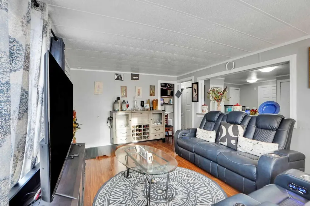 6220 17 Avenue SE Calgary AB T2A 0W6