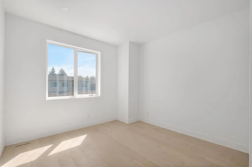 1445 28 Street SW Calgary AB T3C 1L8