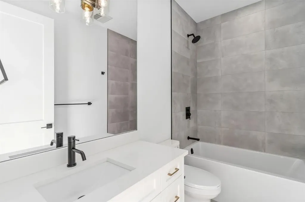1445 28 Street SW Calgary AB T3C 1L8