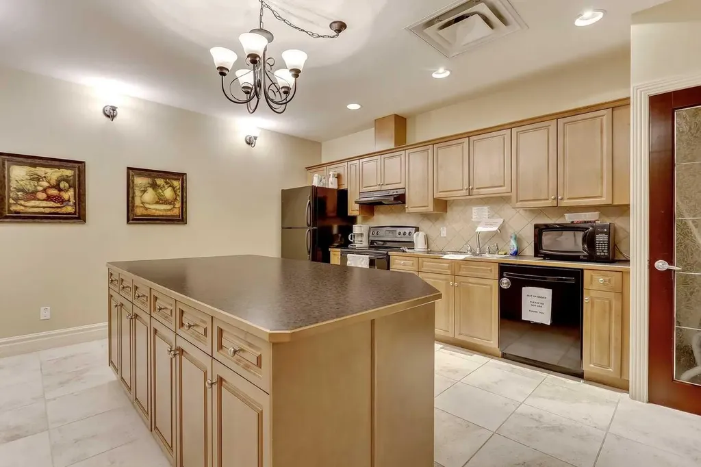 1726 14 Avenue NW Calgary AB T2N 4Y8