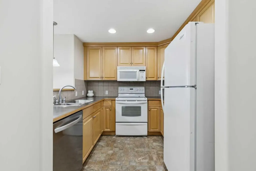 1726 14 Avenue NW Calgary AB T2N 4Y8
