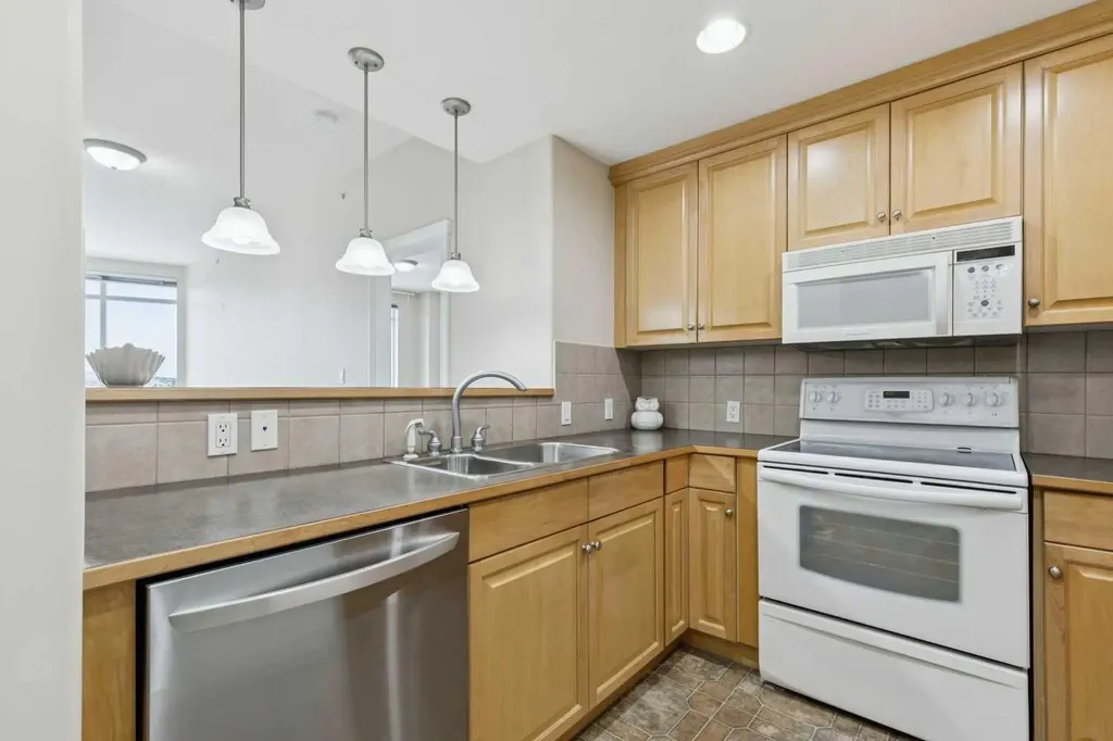 1726 14 Avenue NW Calgary AB T2N 4Y8