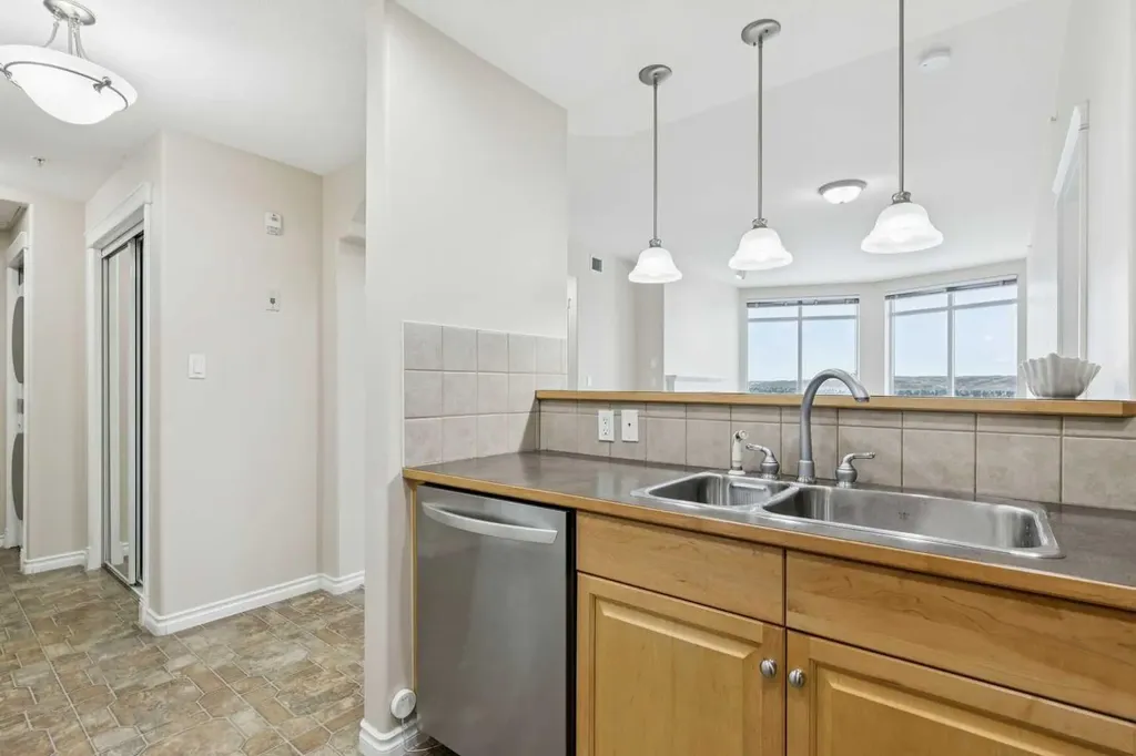 1726 14 Avenue NW Calgary AB T2N 4Y8