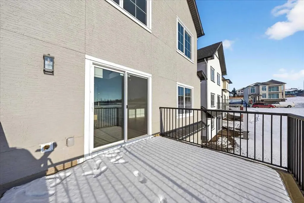 11 Lakewood Way Strathmore AB T1P 1W9