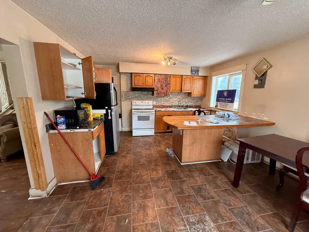305 5 Street Wainwright AB T9W 1A5