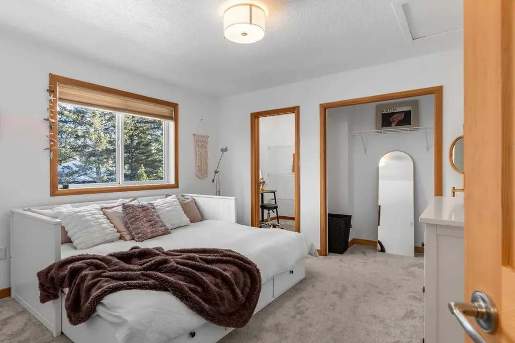 1712 11th Avenue Canmore AB T1W 1V2