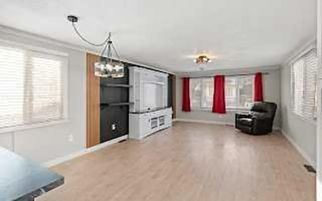 6724 17 Avenue SE Calgary AB T2A 4V5
