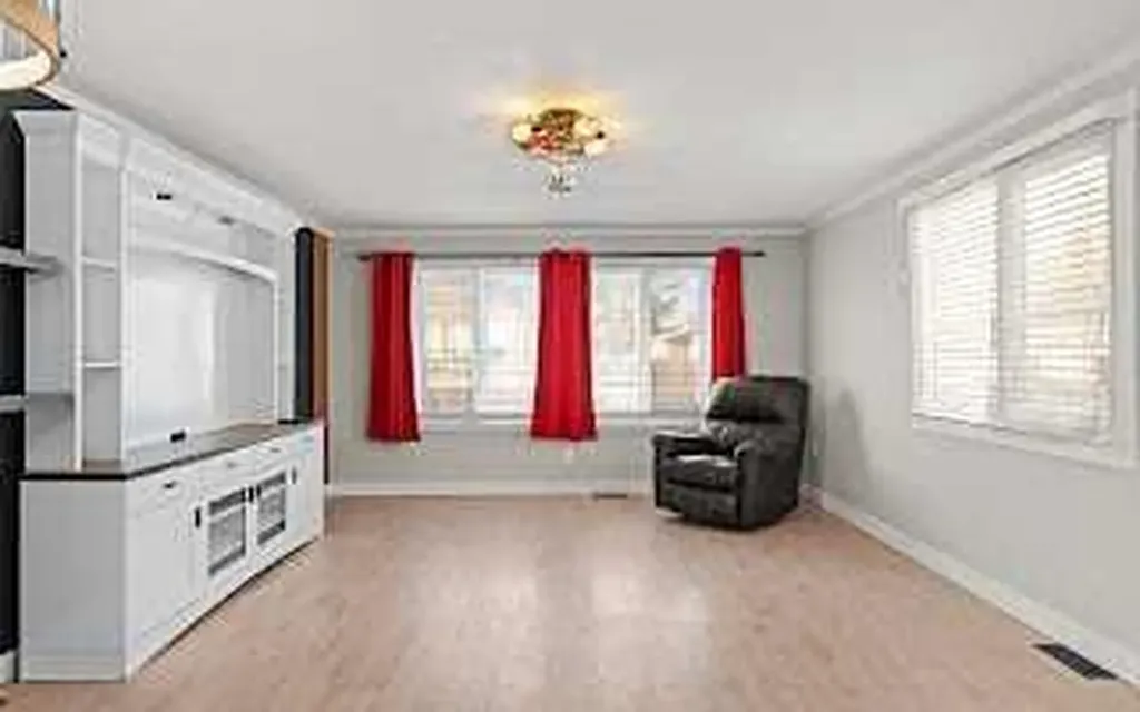 6724 17 Avenue SE Calgary AB T2A 4V5