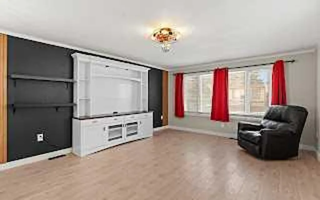 6724 17 Avenue SE Calgary AB T2A 4V5