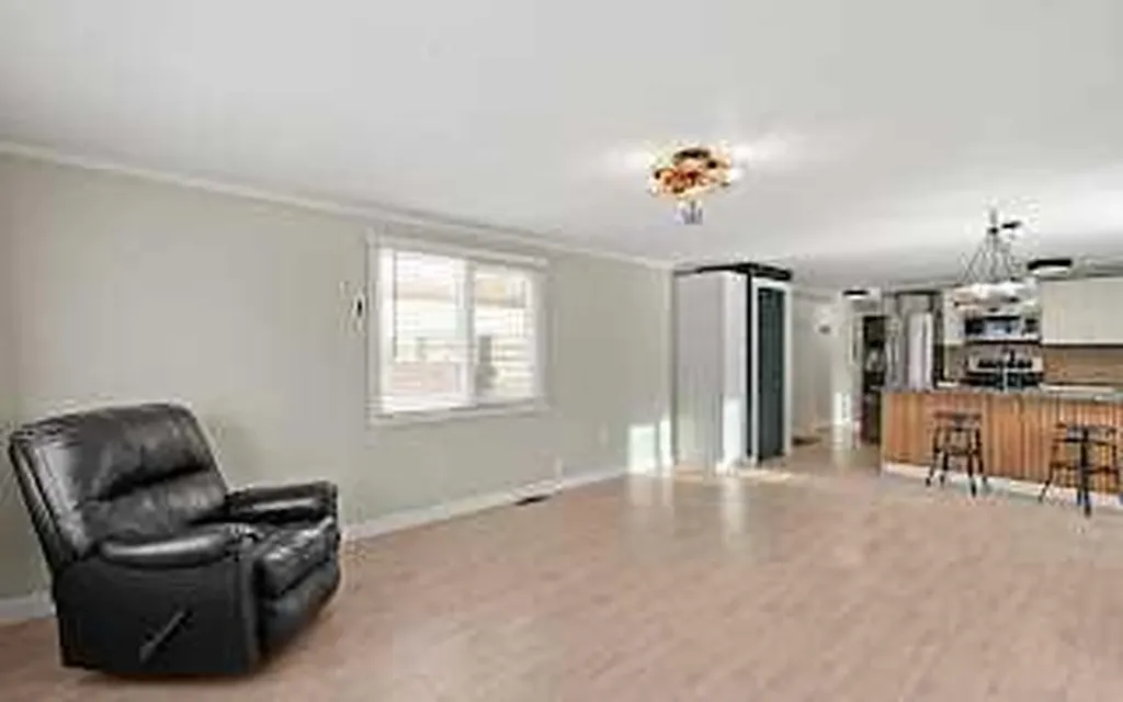 6724 17 Avenue SE Calgary AB T2A 4V5