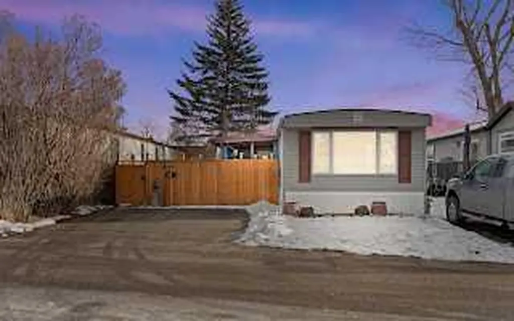 6724 17 Avenue SE Calgary AB T2A 4V5