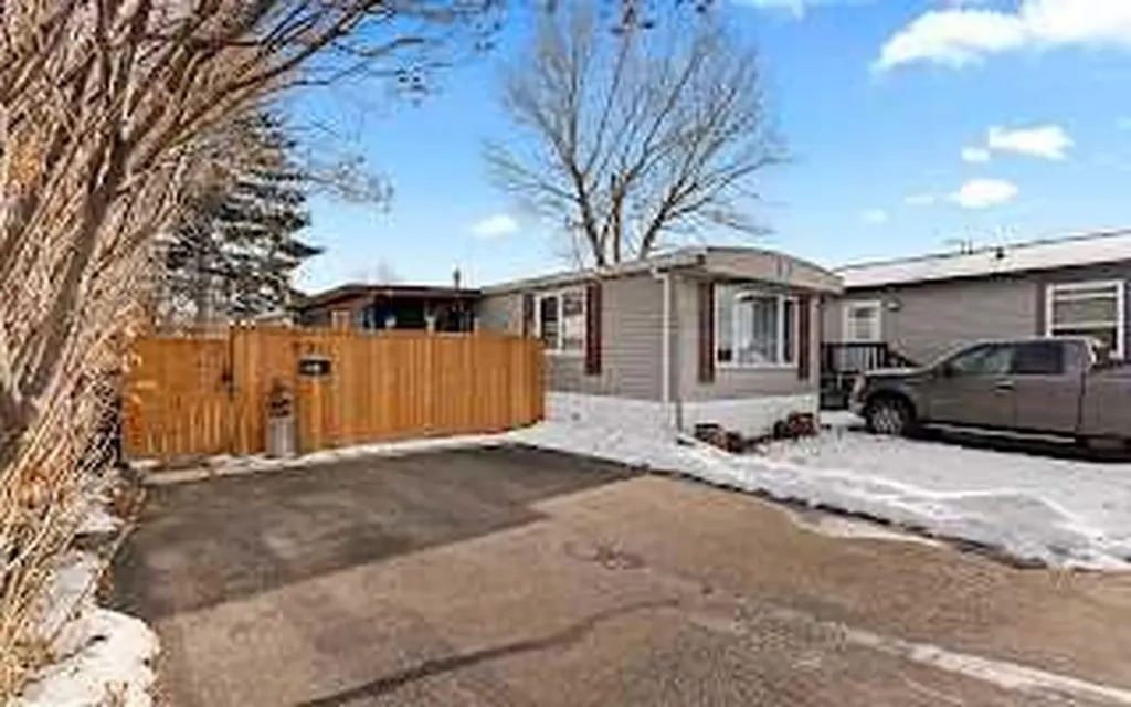6724 17 Avenue SE Calgary AB T2A 4V5