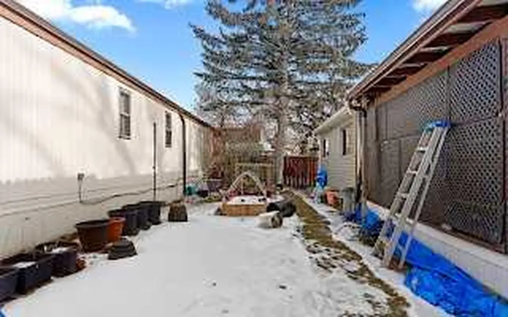 6724 17 Avenue SE Calgary AB T2A 4V5