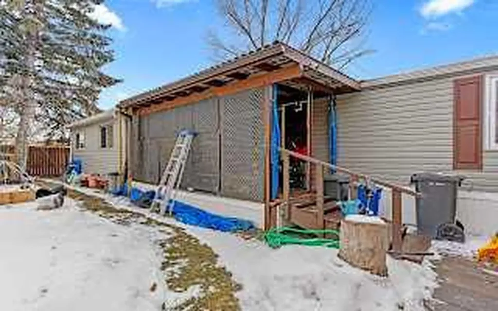 6724 17 Avenue SE Calgary AB T2A 4V5