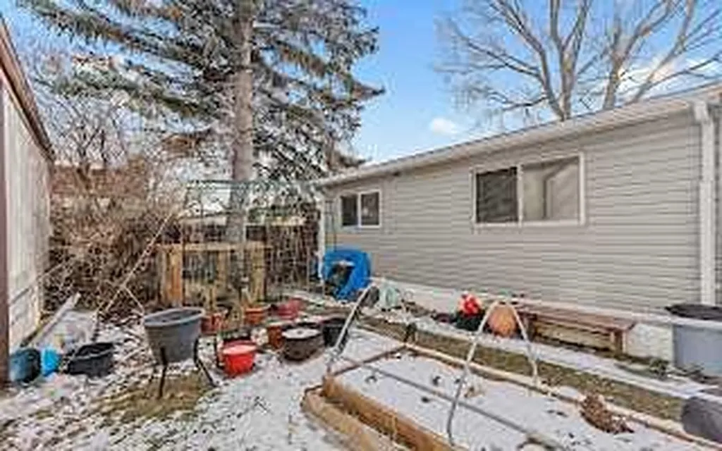 6724 17 Avenue SE Calgary AB T2A 4V5