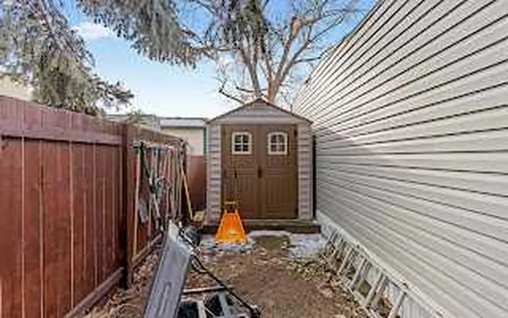 6724 17 Avenue SE Calgary AB T2A 4V5