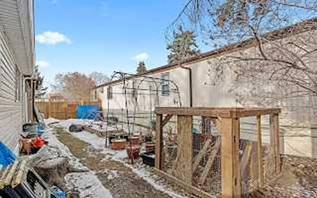 6724 17 Avenue SE Calgary AB T2A 4V5