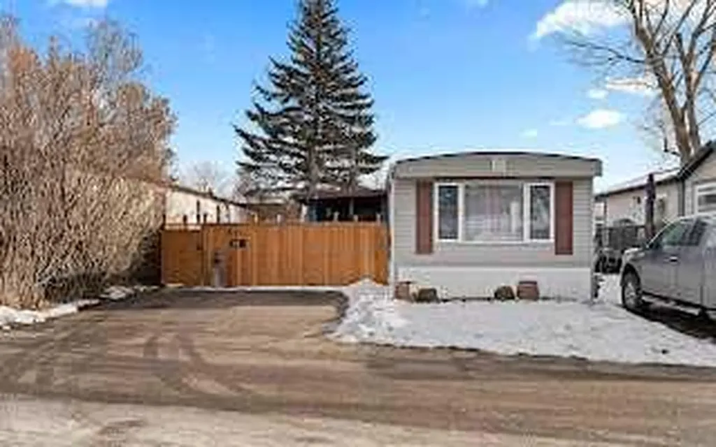 6724 17 Avenue SE Calgary AB T2A 4V5