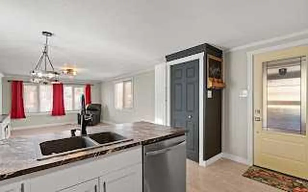 6724 17 Avenue SE Calgary AB T2A 4V5