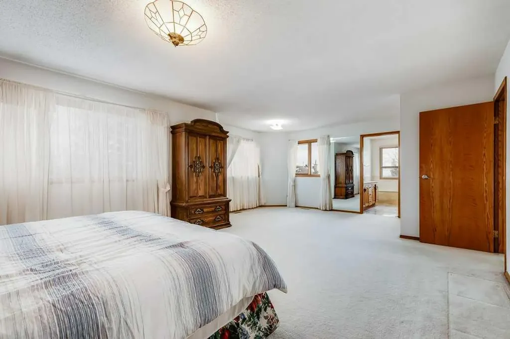 106 Sienna Hills Drive SW Calgary AB T3H 2C8