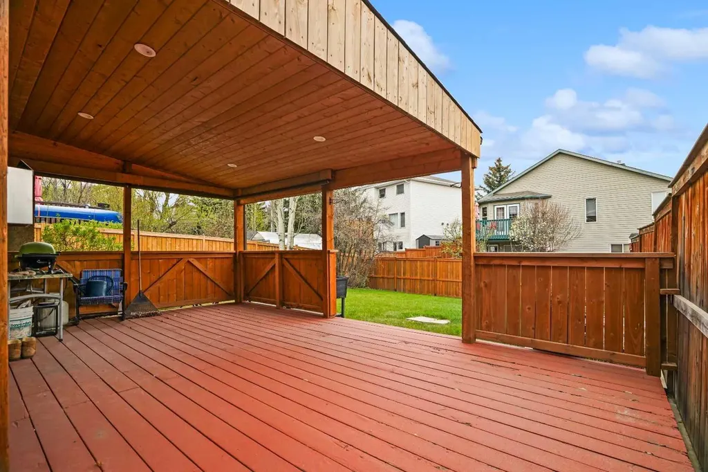 51 Hunters Crescent Okotoks AB T1S1M2
