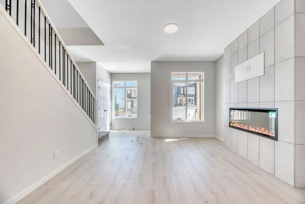 247 Annette Villas NW Calgary AB T3R 2K5