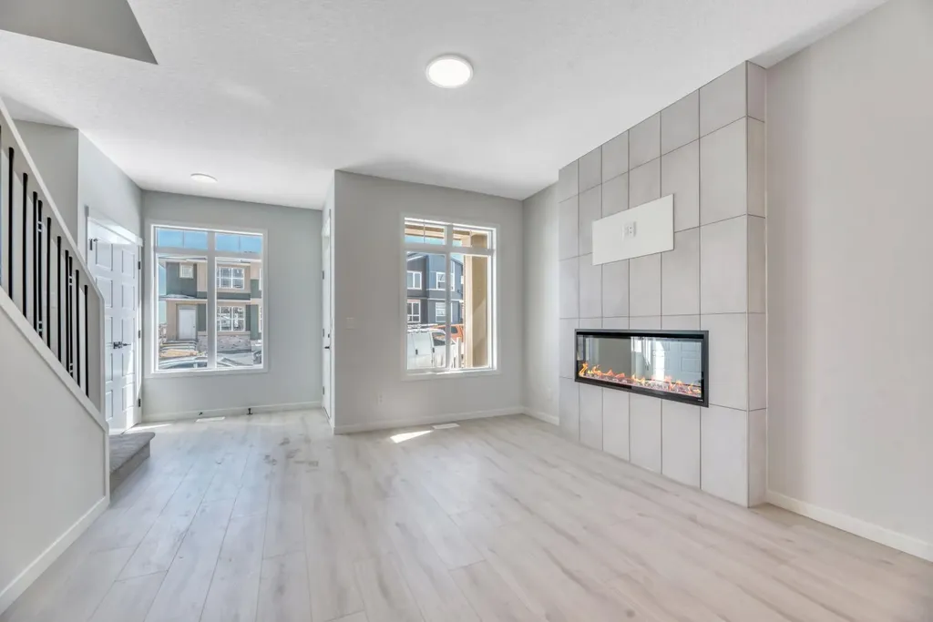 247 Annette Villas NW Calgary AB T3R 2K5