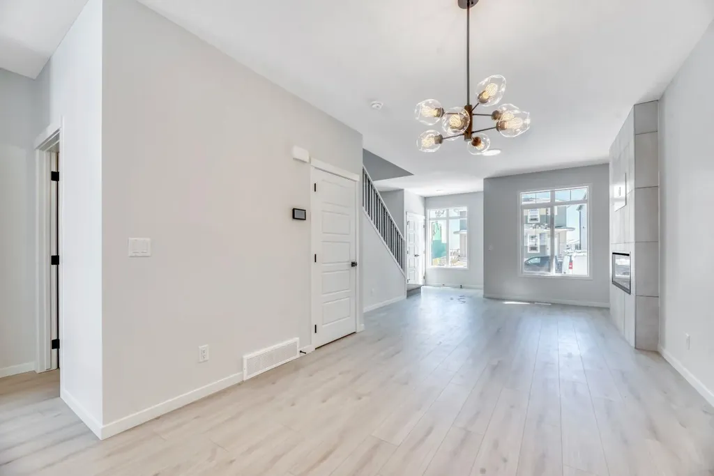 247 Annette Villas NW Calgary AB T3R 2K5