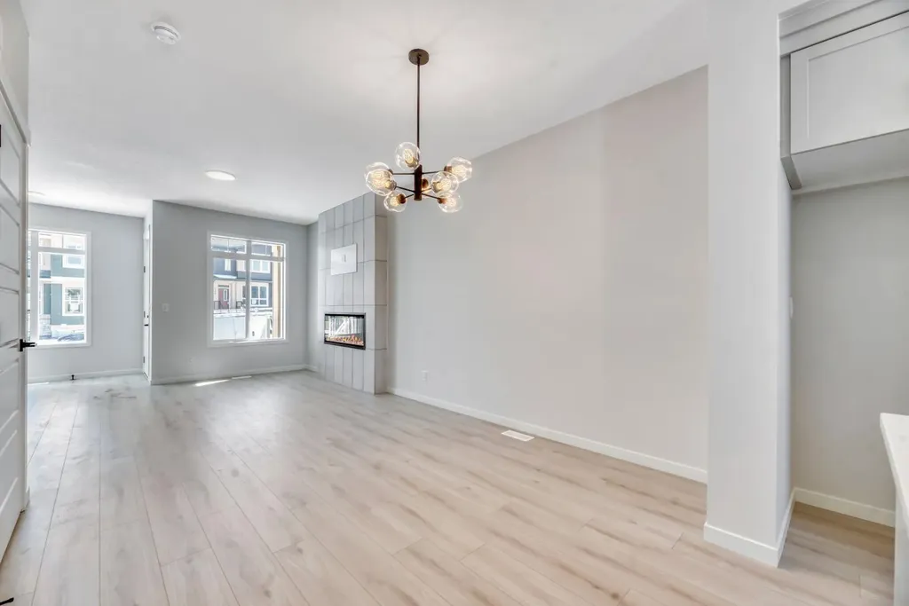 247 Annette Villas NW Calgary AB T3R 2K5