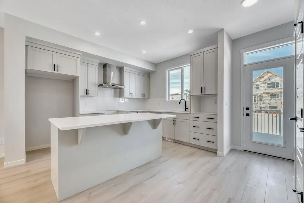 247 Annette Villas NW Calgary AB T3R 2K5