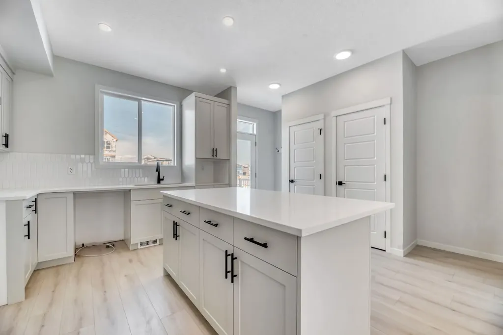 247 Annette Villas NW Calgary AB T3R 2K5