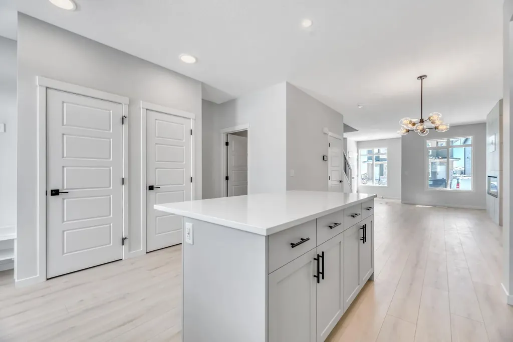 247 Annette Villas NW Calgary AB T3R 2K5